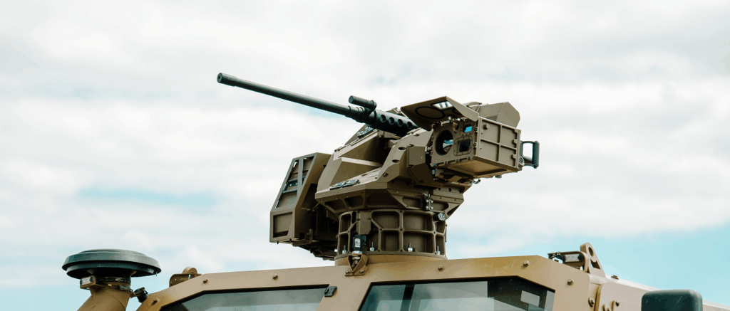 Zbraňová stanica GLADIUS 40 od EVPÚ s elektrooptickým zameriavačom na obrnenej platforme púštnej farby