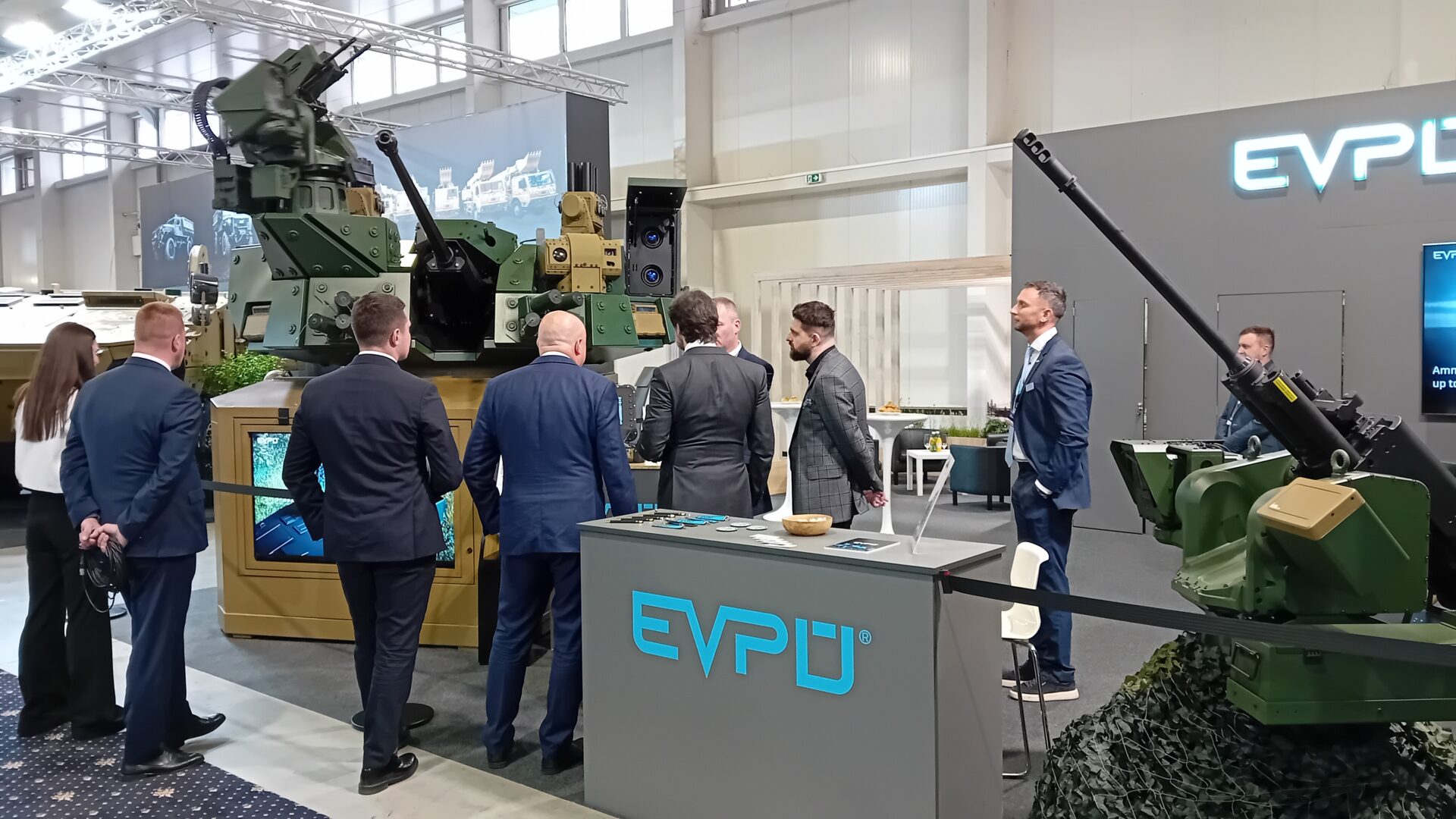 Pohľad na expozíciu EVPÚ a.s. s bojovými systémami na IDEB 2026 v Inchebe