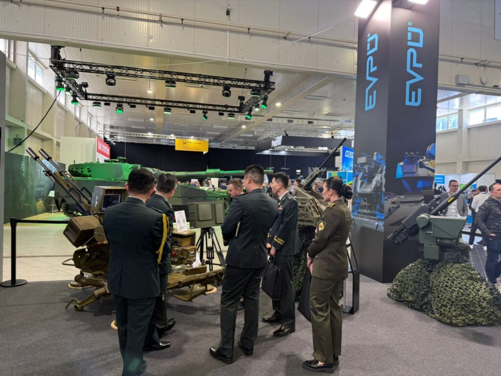 Armádne delegácie na stánku EVPÚ a.s. počas veľtrhu IDEB Defence & Security 2026