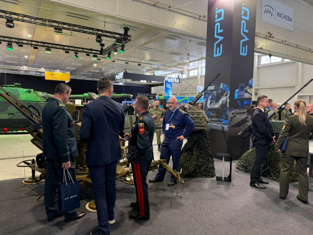 Prezentácia modernizácie dvojkanónu ZU 23 armádnym delegáciám na stánku EVPÚ a.s. počas veľtrhu IDEB Defence & Security 2026