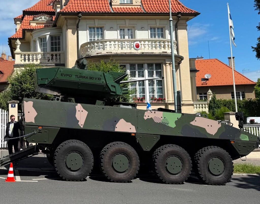Veža EVPÚ Turra 30 V10 na vozidle Patria AMV 8x8 počas Dňa vlajky fínskych obranných síl v Prahe