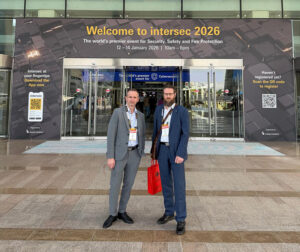 Držíme krok so svetovými lídrami. Kolegovia z testovacieho centra SKTC-E (EVPÚ) sa uplynulé dni zúčastnili na poprednej svetovej výstave Intersec 2026 v Dubaji.

Cieľom našej účasti bolo rozšírenie obchodnej spolupráce v oblasti certifikácie stavebných produktov EN 54 - XX. Pre naše laboratóriá je dôležité definovať požiadavky na testovanie nových typov produktov, aby sme mohli garantovať služby na najvyššej úrovni. 🔌✅

Vďaka získaným poznatkom sme pripravení na nové výzvy v testovaní a certifikácii priamo v našom testovacom centre v Novej Dubnici.