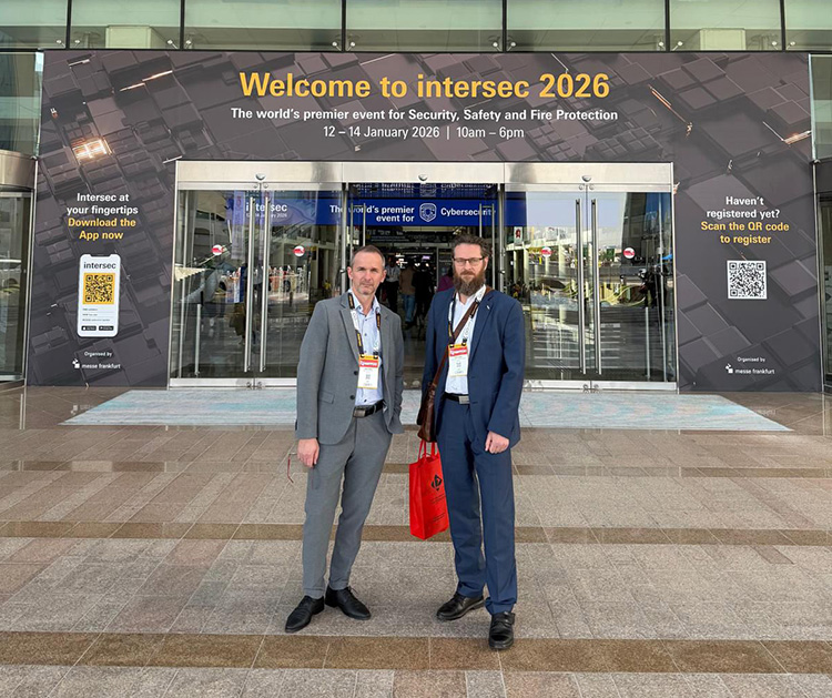 Držíme krok so svetovými lídrami. Kolegovia z testovacieho centra SKTC-E (EVPÚ) sa uplynulé dni zúčastnili na poprednej svetovej výstave Intersec 2026 v Dubaji. Cieľom našej účasti bolo rozšírenie obchodnej spolupráce v oblasti certifikácie stavebných produktov EN 54 - XX. Pre naše laboratóriá je dôležité definovať požiadavky na testovanie nových typov produktov, aby sme mohli garantovať služby na najvyššej úrovni. 🔌✅ Vďaka získaným poznatkom sme pripravení na nové výzvy v testovaní a certifikácii priamo v našom testovacom centre v Novej Dubnici.