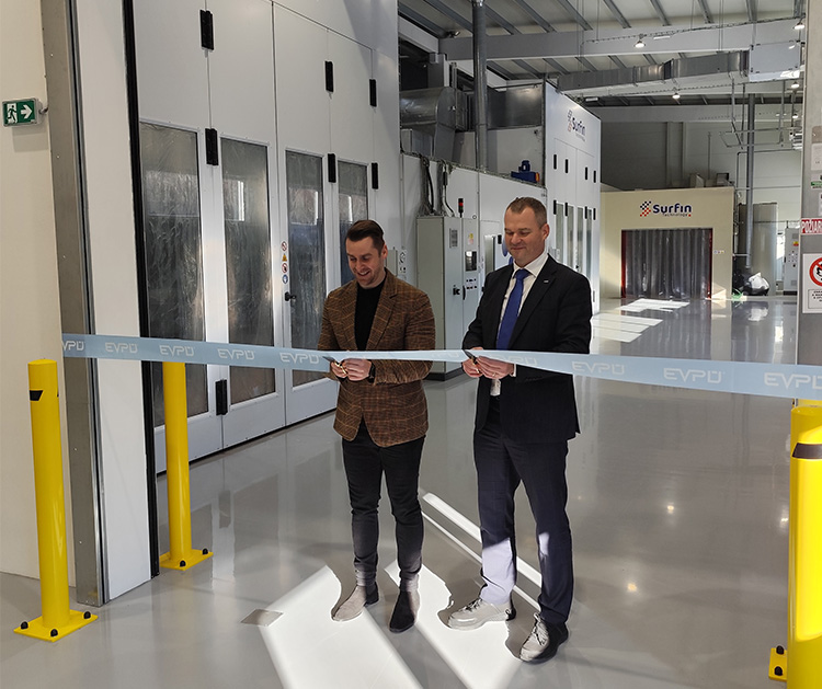 Generálny riaditeľ EVPÚ Michal Pavlík a primátor Dubnice Peter Wolf otvárajú novú lakovňu