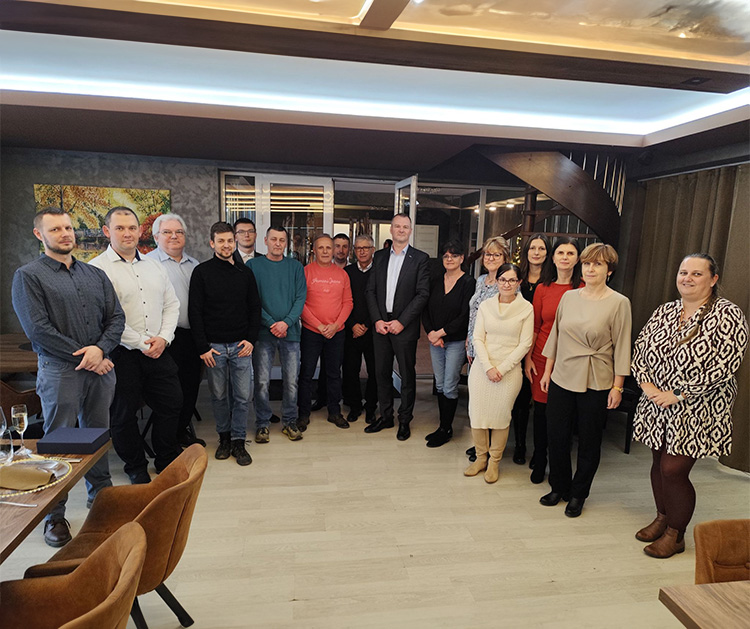 Generálny riaditeľ EVPÚ so zamestnancami oslavujúcimi pracovné jubileá