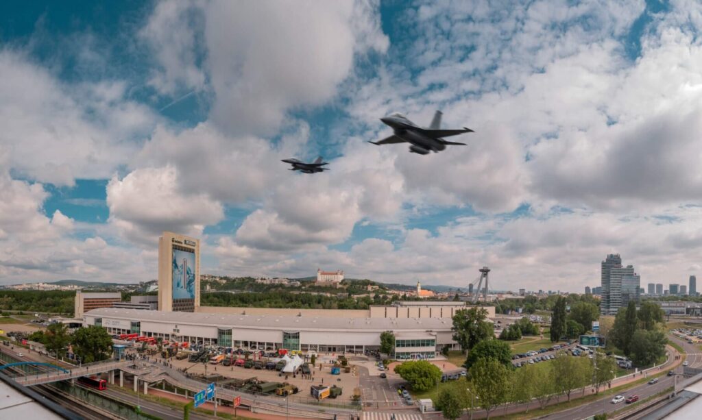Letecká ukážka na IDEB 2026 v Bratislave – nad Inchebou sa predviedli Black Hawky, Spartan aj F-16 ako súčasť najväčšieho ročníka veľtrhu v histórii.