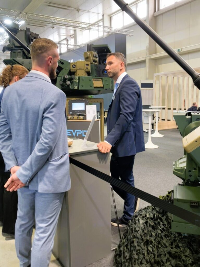 Zástupca EVPÚ a.s. pred exponátmi na veľtrhu IDEB Defence & Security 2026 v Bratislave