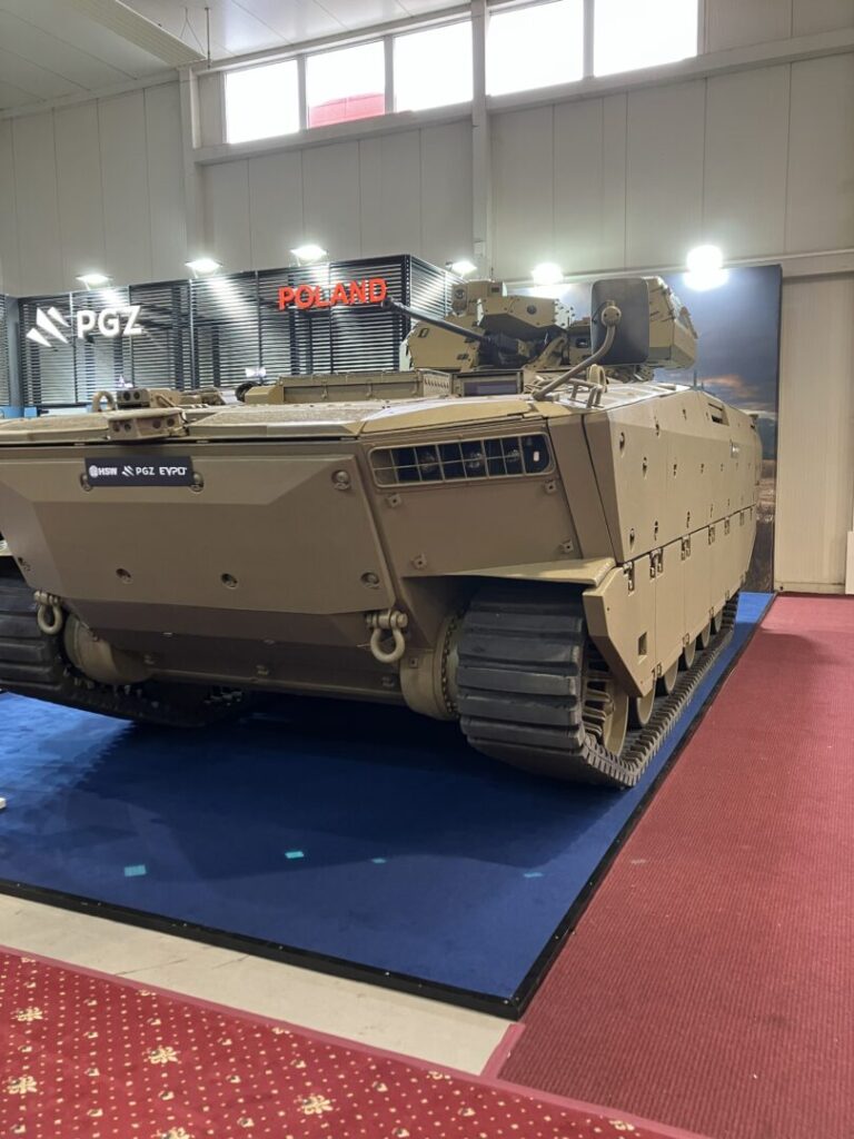 Poľské bojové vozidlo Borsuk s vežou TURRA 30 EVPÚ, detail prednej časti