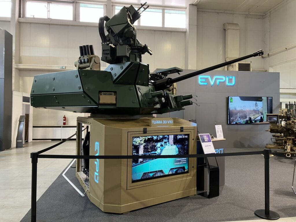 Bojová veža TURRA 30 V10 s viacúrovňovou ochranou proti dronom na výstavnej ploche IDEB 2026 - pohľad na GLADIUS TWIN