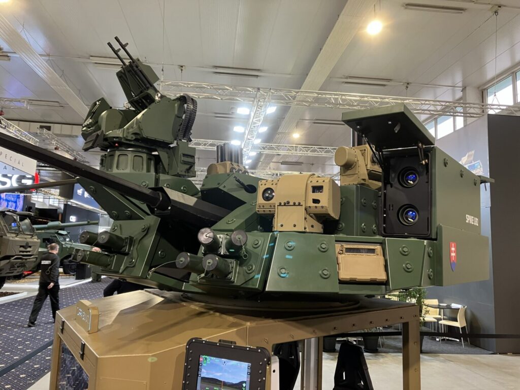 Bojová veža TURRA 30 V10 s viacúrovňovou ochranou proti dronom na výstavnej ploche IDEB 2026 - detail na rakety SPIKE LR/LR2