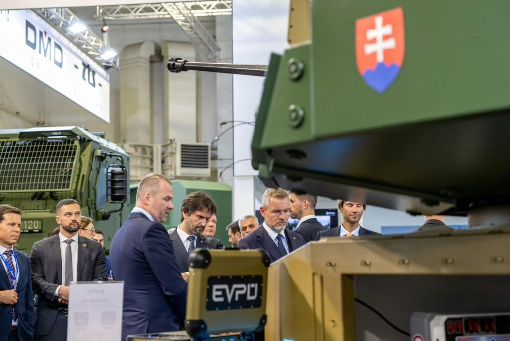 Prezident SR Peter Pellegrini pri bojovej veži TURRA 30 V10 na stánku EVPÚ, IDEB 2026