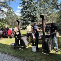 Varenie guláša v kotlíkoch na firemnom podujatí EVPÚ a.s. v exteriéri areálu